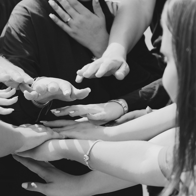 junge frau betrachtet haeuser